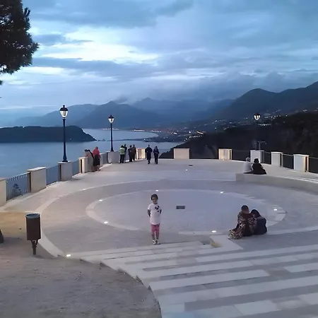 Casa Vista Mare Con Giardino